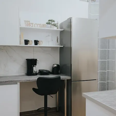Comfy And Stylish Near Metro Apartment
