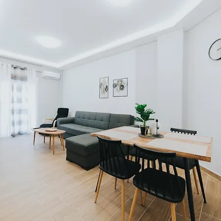 Comfy And Stylish Near Metro Apartment