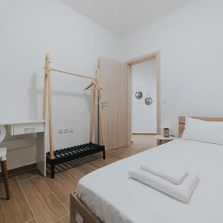 Comfy And Stylish Near Metro Szaloniki