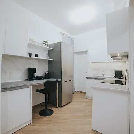 Comfy And Stylish Near Metro Apartman Szaloniki