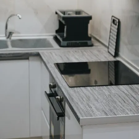 Comfy And Stylish Near Metro Apartman