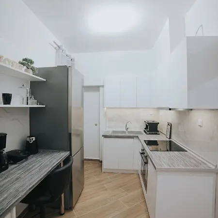 Comfy And Stylish Near Metro Apartman Szaloniki