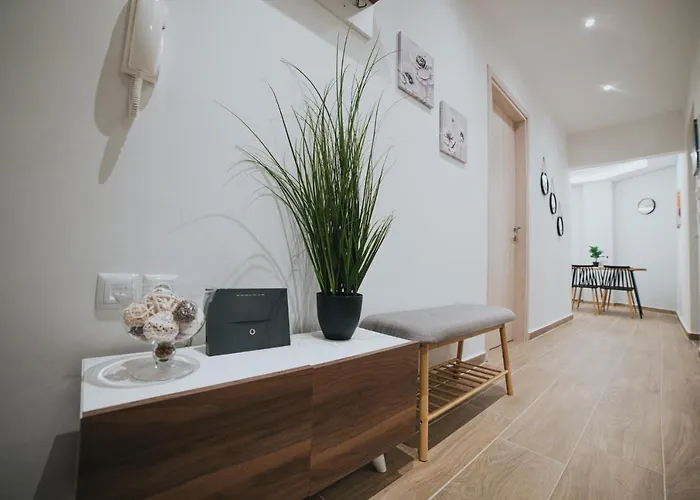 Comfy And Stylish Near Metro *